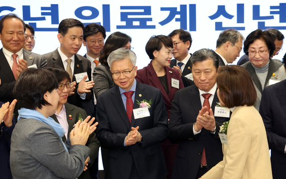 손뼉치는 의료계 신년인사회 참석자들