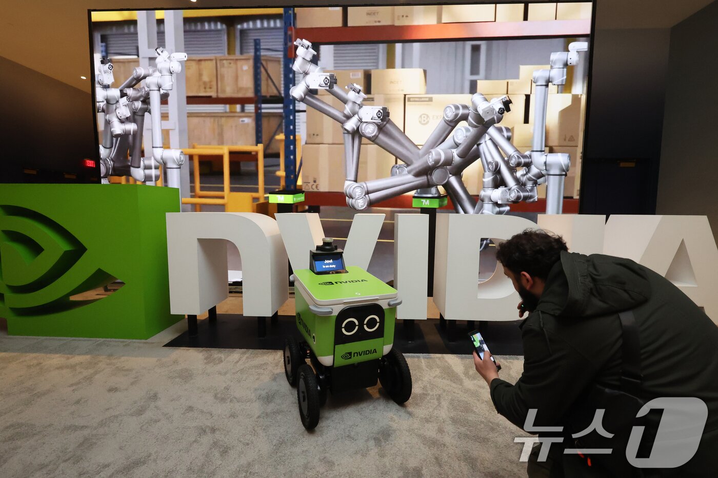 본문 이미지 - 세계 최대 IT(정보기술)·가전 전시회 'CES 2026' 개막 이틀차인 7일(현지시간) 미국 네바다주 라스베이거스 퐁텐블로 호텔에 마련된 엔비디아 전시장에 서버의 배달 로봇이 진열돼 있다. 2026.1.8/뉴스1 ⓒ News1 황기선 기자