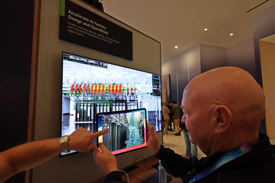 [CES2026]엔비디아 제품 보는 관람객들