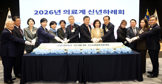 복지장관 4년만 의료계 신년하례회서 "개혁 절박"…신뢰 회복될까