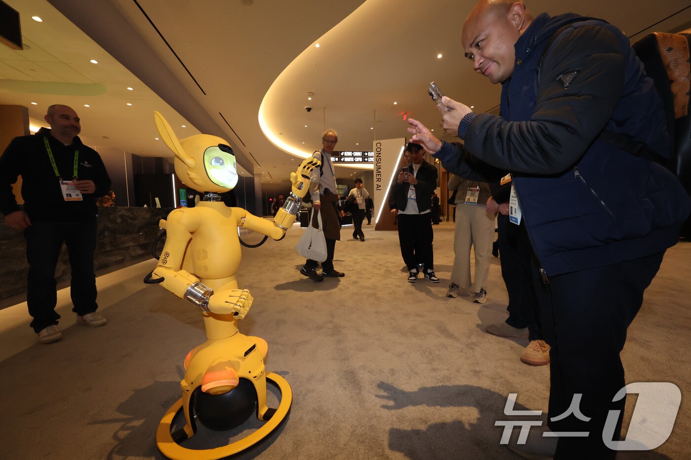 본문 이미지 - 세계 최대 IT(정보기술)·가전 전시회 'CES 2026' 개막 이틀차인 7일(현지시간) 미국 네바다주 라스베이거스 퐁텐블로 호텔에 마련된 엔비디아 전시장에서 관람객들이 '미로카이' 로봇과 대화를 하고 있다. 2026.1.8/뉴스1 ⓒ News1 황기선 기자