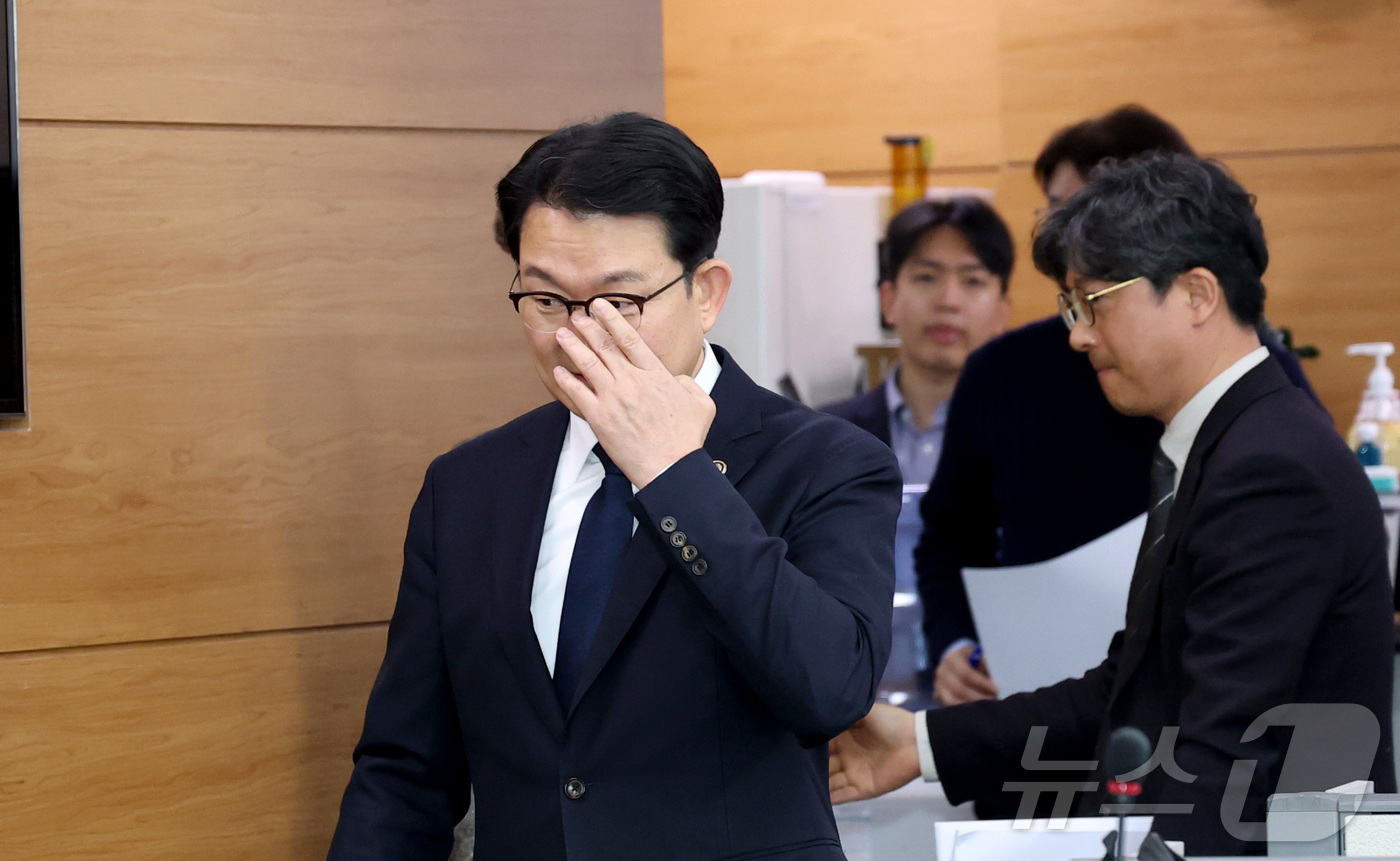 (세종=뉴스1) 김기남 기자 = 김종구 농림축산식품부 차관이 8일 세종시 정부세종청사에서 농협중앙회.농협재단 특별감사 중간 결과 발표를 위해 입장하고 있다.특별감사에 변호사 등 외 …