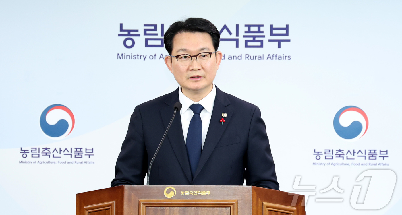 (세종=뉴스1) 김기남 기자 = 김종구 농림축산식품부 차관이 8일 세종시 정부세종청사에서 농협중앙회.농협재단 특별감사 중간 결과를 발표하고 있다.특별감사에 변호사 등 외부감사위원 …