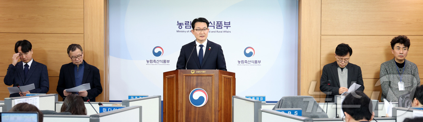 (세종=뉴스1) 김기남 기자 = 김종구 농림축산식품부 차관이 8일 세종시 정부세종청사에서 농협중앙회.농협재단 특별감사 중간 결과를 발표하고 있다.특별감사에 변호사 등 외부감사위원 …