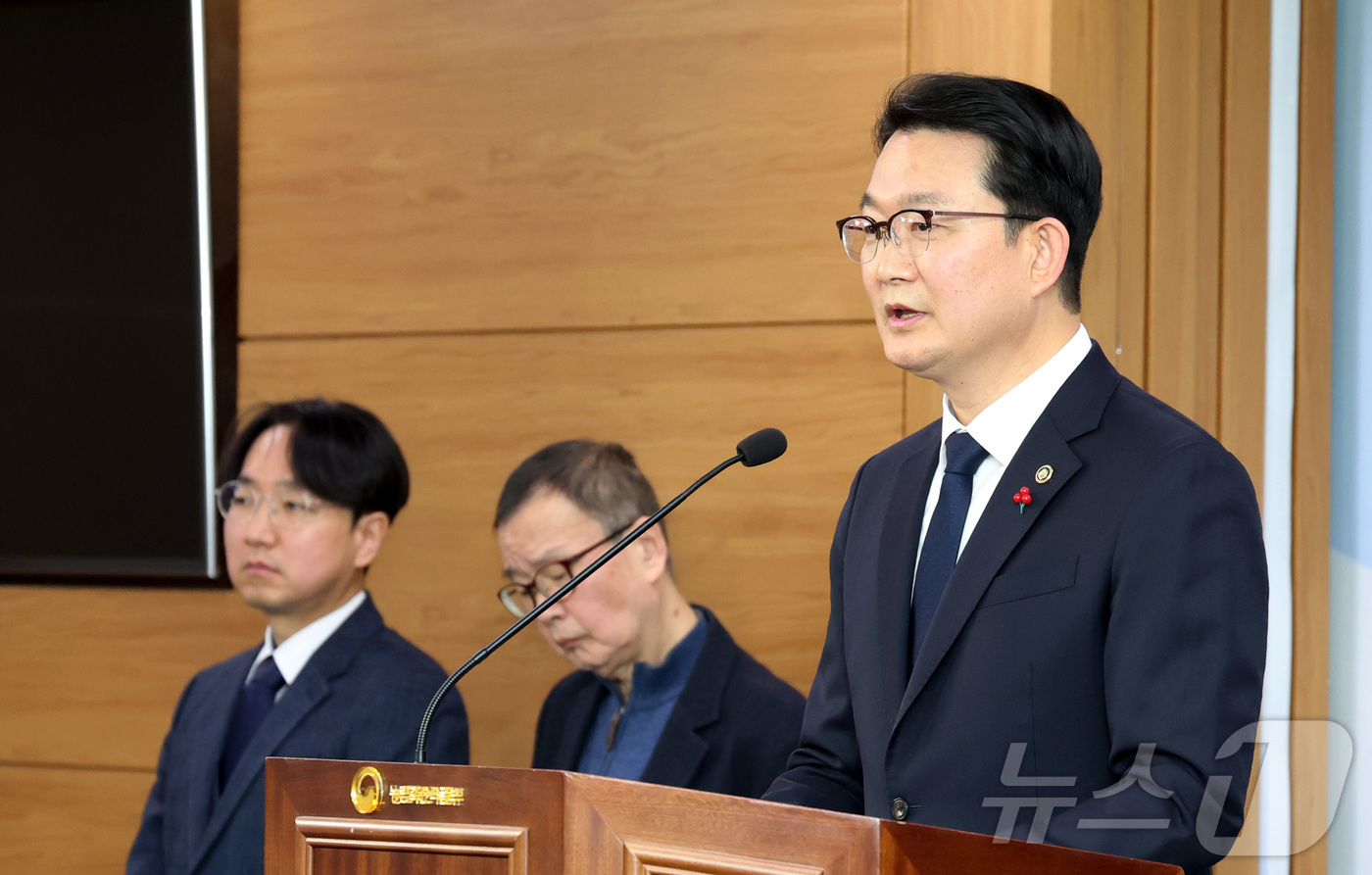 (세종=뉴스1) 김기남 기자 = 김종구 농림축산식품부 차관이 8일 세종시 정부세종청사에서 농협중앙회.농협재단 특별감사 중간 결과를 발표하고 있다.특별감사에 변호사 등 외부감사위원 …