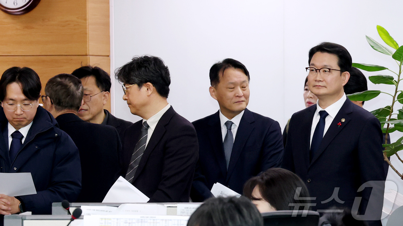 (세종=뉴스1) 김기남 기자 = 김종구 농림축산식품부 차관이 8일 세종시 정부세종청사에서 농협중앙회.농협재단 특별감사 중간 결과 발표에 앞서 관계자들과 브리핑을 준비하고 있다.특별 …