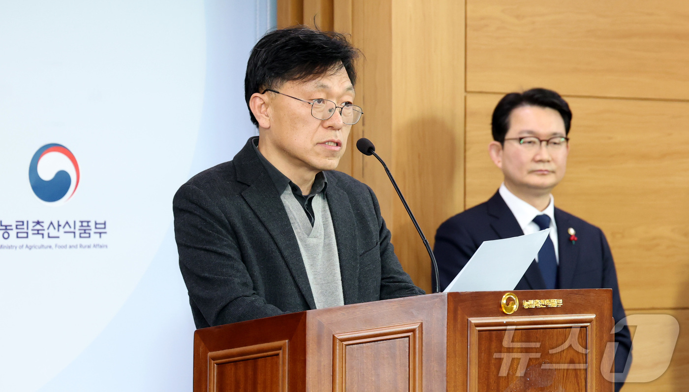 (세종=뉴스1) 김기남 기자 = 농협중앙회.농협재단 특별감사 외부감사 위원인 하승수 변호사가 8일 세종시 정부세종청사에서 농협중앙회.농협재단 특별감사 중간 결과를 발표하고 있다.특 …