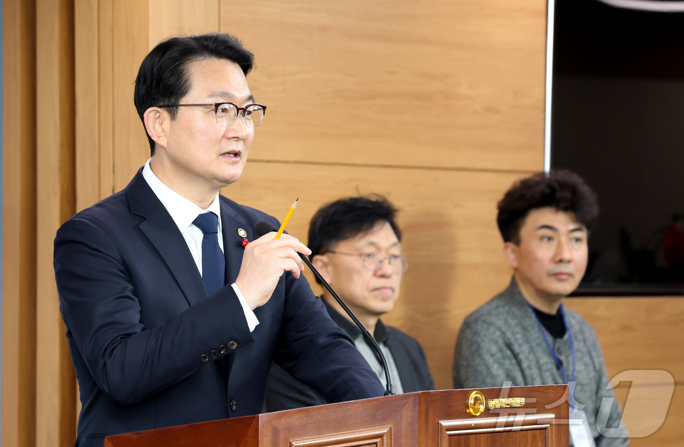 (세종=뉴스1) 김기남 기자 = 김종구 농림축산식품부 차관이 8일 세종시 정부세종청사에서 농협중앙회.농협재단 특별감사 중간 결과를 발표하고 있다.특별감사에 변호사 등 외부감사위원 …