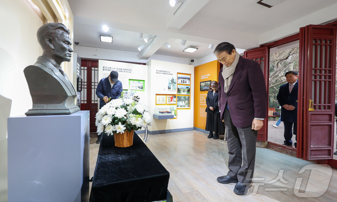 (서울=뉴스1) = 지난 6일 오전(현지시간) 대한민국 임시정부 상하이 청사 100년 기념식 계기로 중국 상하이를 방문중인 권오을 국가보훈부 장관이 루쉰공원내 위치한 윤봉길의사기념 …