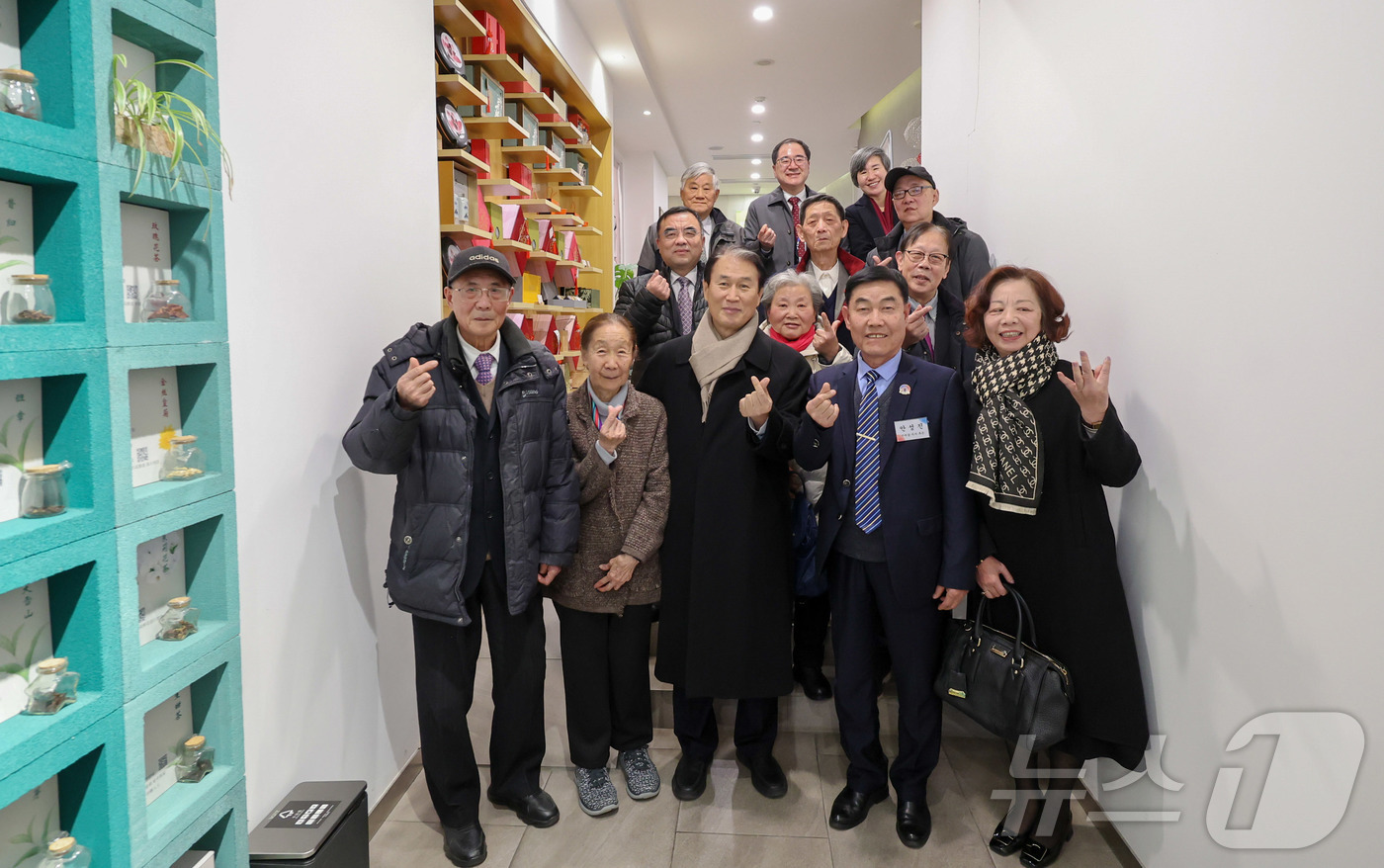 (서울=뉴스1) = 지난 7일 오전(현지시간) 대한민국 임시정부 상하이 청사 100년 기념식 계기로 중국 상하이를 방문중인 권오을 국가보훈부 장관이 상하이 시티호텔에서 열린 독립유 …