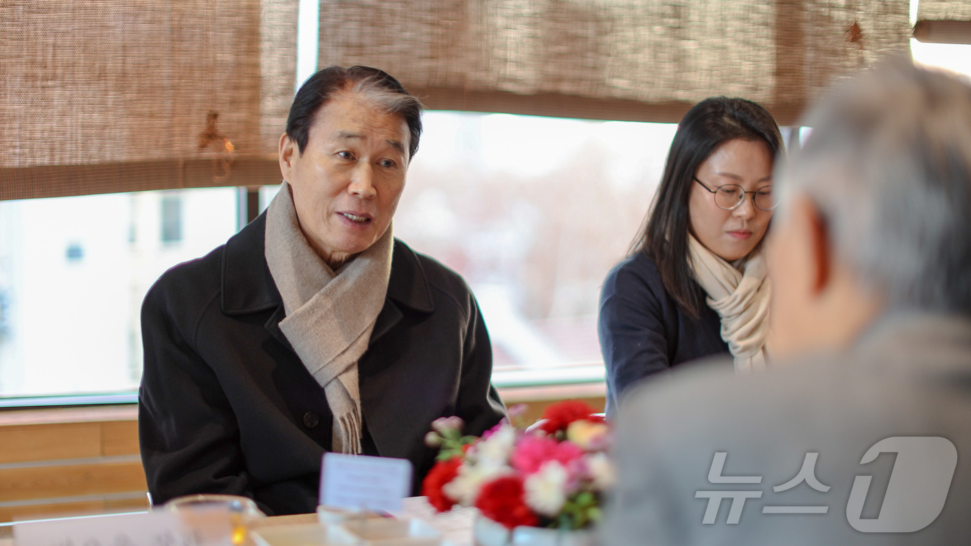 (서울=뉴스1) = 지난 7일 오전(현지시간) 대한민국 임시정부 상하이 청사 100년 기념식 계기 중국 상하이를 방문중인 권오을 국가보훈부 장관이 상하이 시티호텔에서 열린 독립유공 …