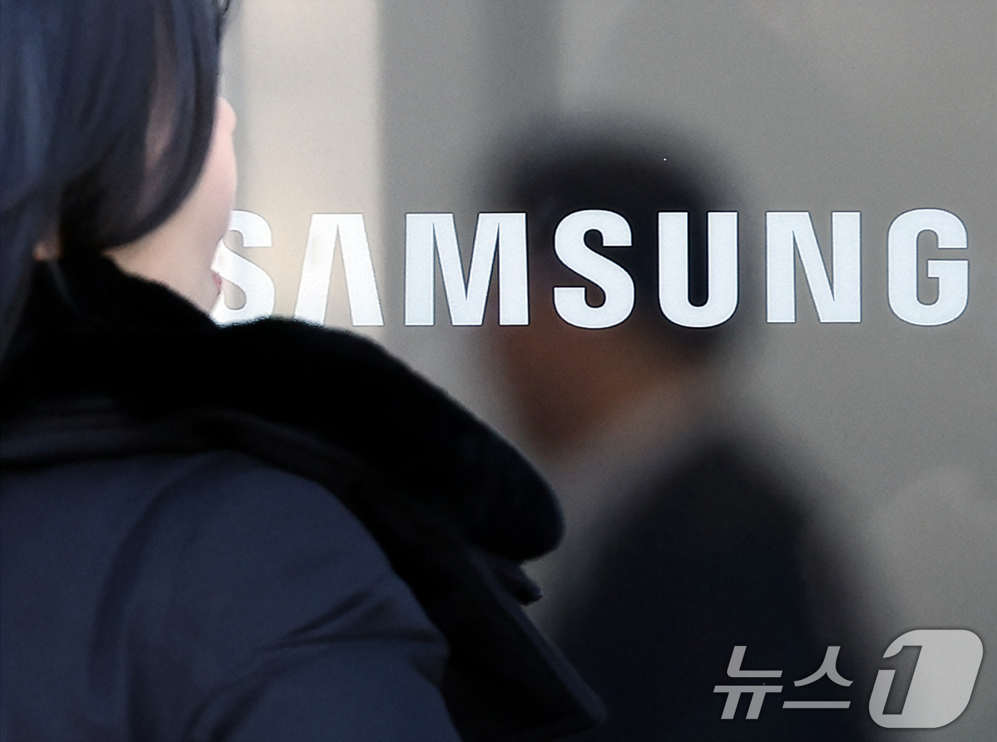 (서울=뉴스1) 박정호 기자 = 삼성전자가 지난해 4분기 연결 기준 매출액 93조 원, 영업이익 20조 원으로 잠정 집계됐다고 공시한 8일 서울 서초구 서초대로 삼성전자 서초사옥에 …