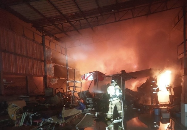 한밤 화성 송산면 단독주택서 불…2명 대피