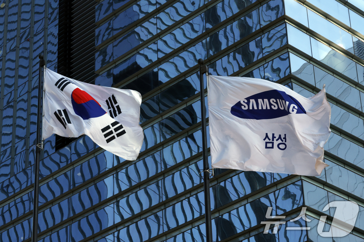 (서울=뉴스1) 박정호 기자 = 삼성전자가 지난해 4분기 연결 기준 매출액 93조 원, 영업이익 20조 원으로 잠정 집계됐다고 공시한 8일 서울 서초구 서초대로 삼성전자 서초사옥 …