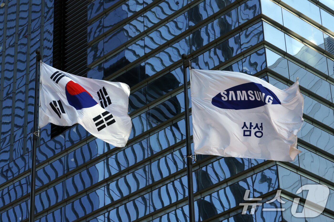 본문 이미지 - 삼성전자가 지난해 4분기 연결 기준 매출액 93조 원, 영업이익 20조 원으로 잠정 집계됐다고 공시한 8일 서울 서초구 서초대로 삼성전자 서초사옥 게양대에 걸린 태극기와 삼성 깃발이 바람에 휘날리고 있다. 삼성전자가 '분기 영업이익 20조 원'을 달성한 것은 사상 처음으로, 종전 최대 실적인 2018년 3분기(17조 5700억 원)를 29분기 만에 경신했다. 2026.1.8/뉴스1 ⓒ News1 박정호 기자