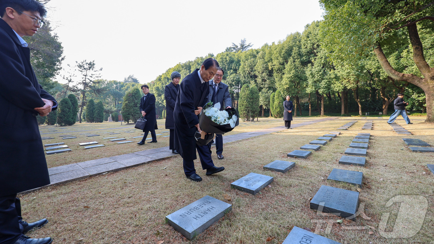 (서울=뉴스1) = 8일 오전(현지시간) 대한민국 임시정부 상하이 청사 100년 기념식 계기로 중국 상하이를 방문중인 권오을 국가보훈부 장관이 독립운동가 묘를 방문해 이덕삼 지사 …