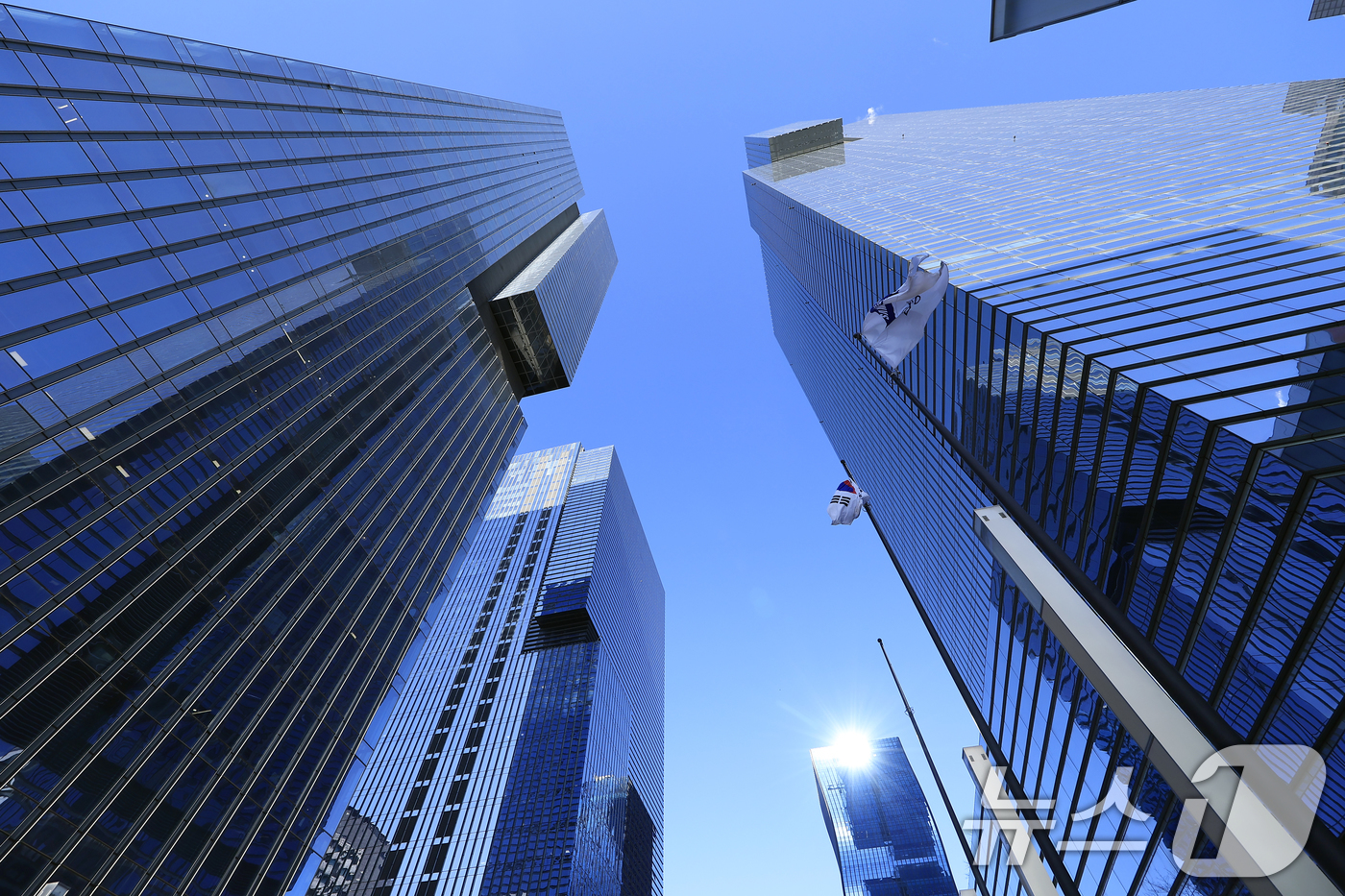 (서울=뉴스1) 박정호 기자 = 삼성전자가 지난해 4분기 연결 기준 매출액 93조 원, 영업이익 20조 원으로 잠정 집계됐다고 공시한 8일 서울 서초구 서초대로 삼성전자 서초사옥 …