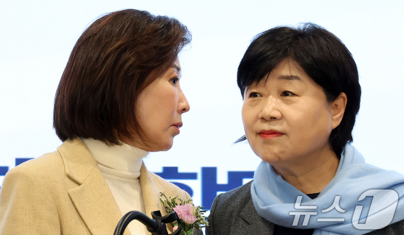 (서울=뉴스1) 김명섭 기자 = 8일 서울 용산구 대한의사협회에서 열린 2026년도 의료계 신년하례회에서 서용교 더불어민주당 국회의원과 나경원 국민의힘 국회의원이 대화를 하고 있다 …