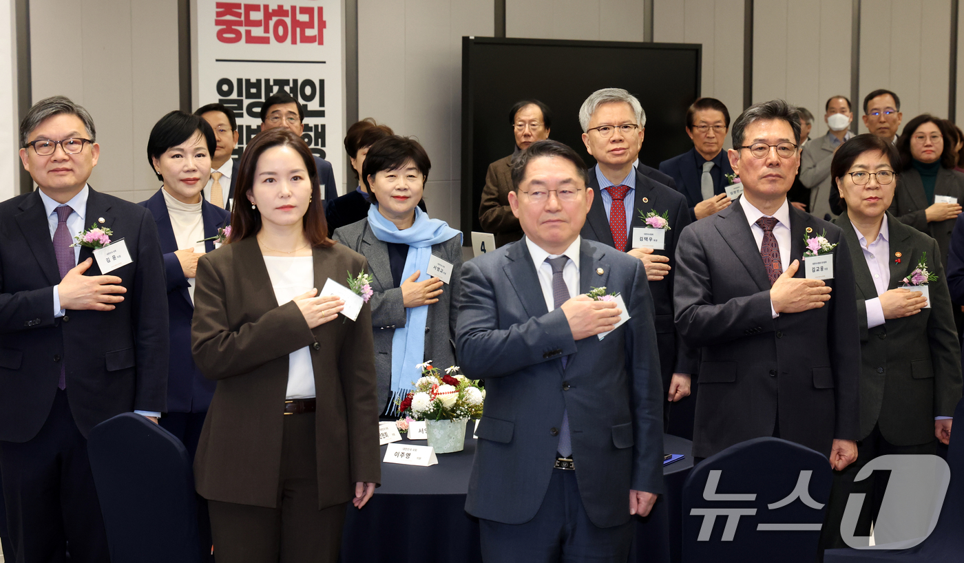 (서울=뉴스1) 김명섭 기자 = 8일 서울 용산구 대한의사협회에서 열린 2026년도 의료계 신년하례회에서 김택우 대한의사협회장, 정은경 보건복지부 장관 등이 국기에 대한 경례를 하 …