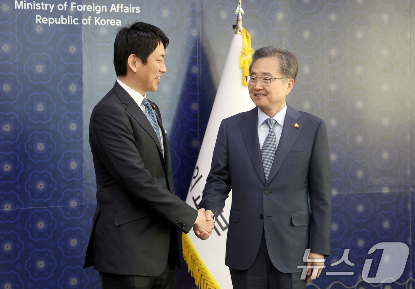 (서울=뉴스1) 임세영 기자 = 조현 외교부 장관(오른쪽)이 8일 서울 종로구 외교부 청사에서 고바야시 다카유키 일본 자민당 정무조사회장을 접견하고 있다. (공동취재) 2026.1 …