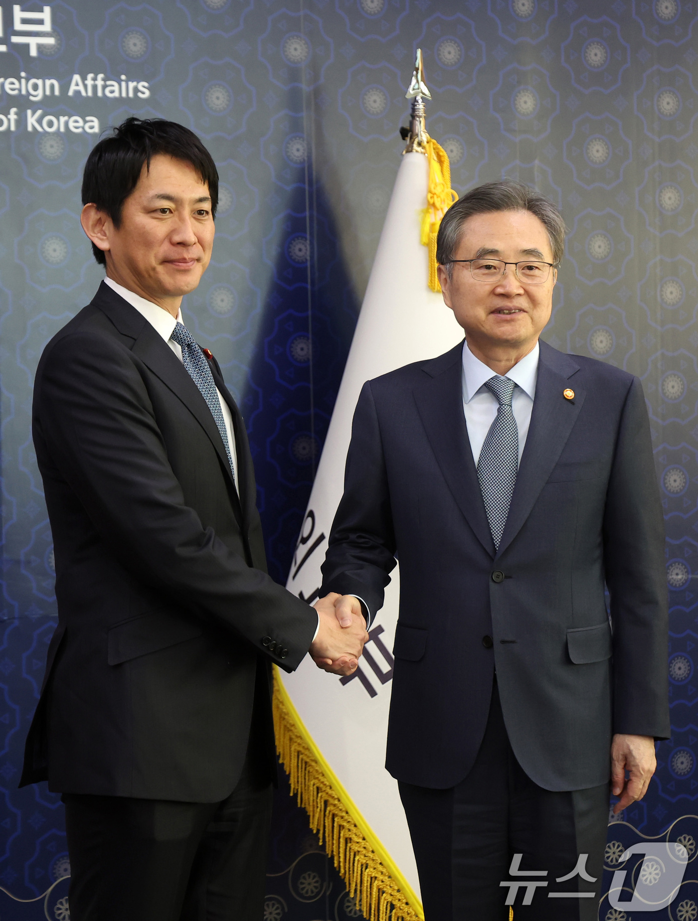(서울=뉴스1) 임세영 기자 = 조현 외교부 장관(오른쪽)이 8일 서울 종로구 외교부 청사에서 고바야시 다카유키 일본 자민당 정무조사회장을 접견하고 있다. (공동취재) 2026.1 …
