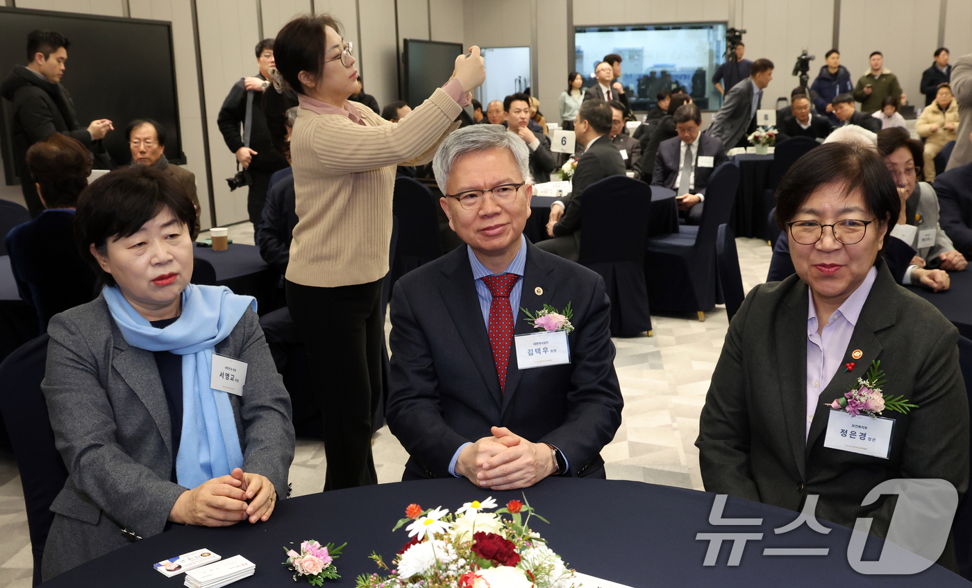 (서울=뉴스1) 김명섭 기자 = 8일 서울 용산구 대한의사협회에서 열린 2026년도 의료계 신년하례회에서 김택우 대한의사협회장, 정은경 보건복지부 장관, 서영교 더불어민주당 의원이 …