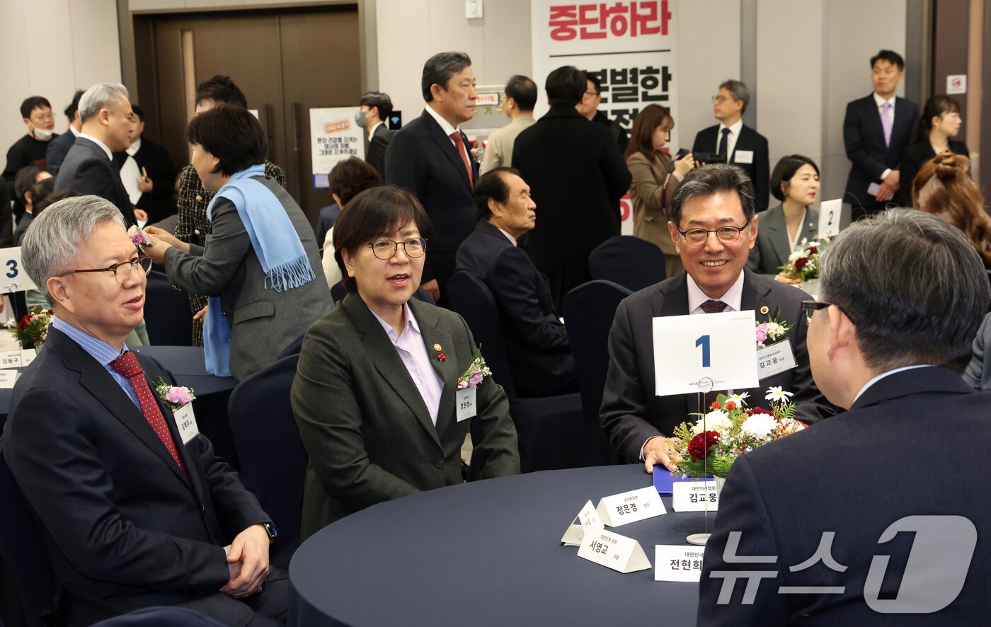 본문 이미지 - 8일 서울 용산구 대한의사협회에서 열린 2026년도 의료계 신년하례회에서 김택우 대한의사협회장과 정은경 보건복지부 장관이 참석자들과 대화를 하고 있다. 2026.1.8/뉴스1 ⓒ News1 김명섭 기자