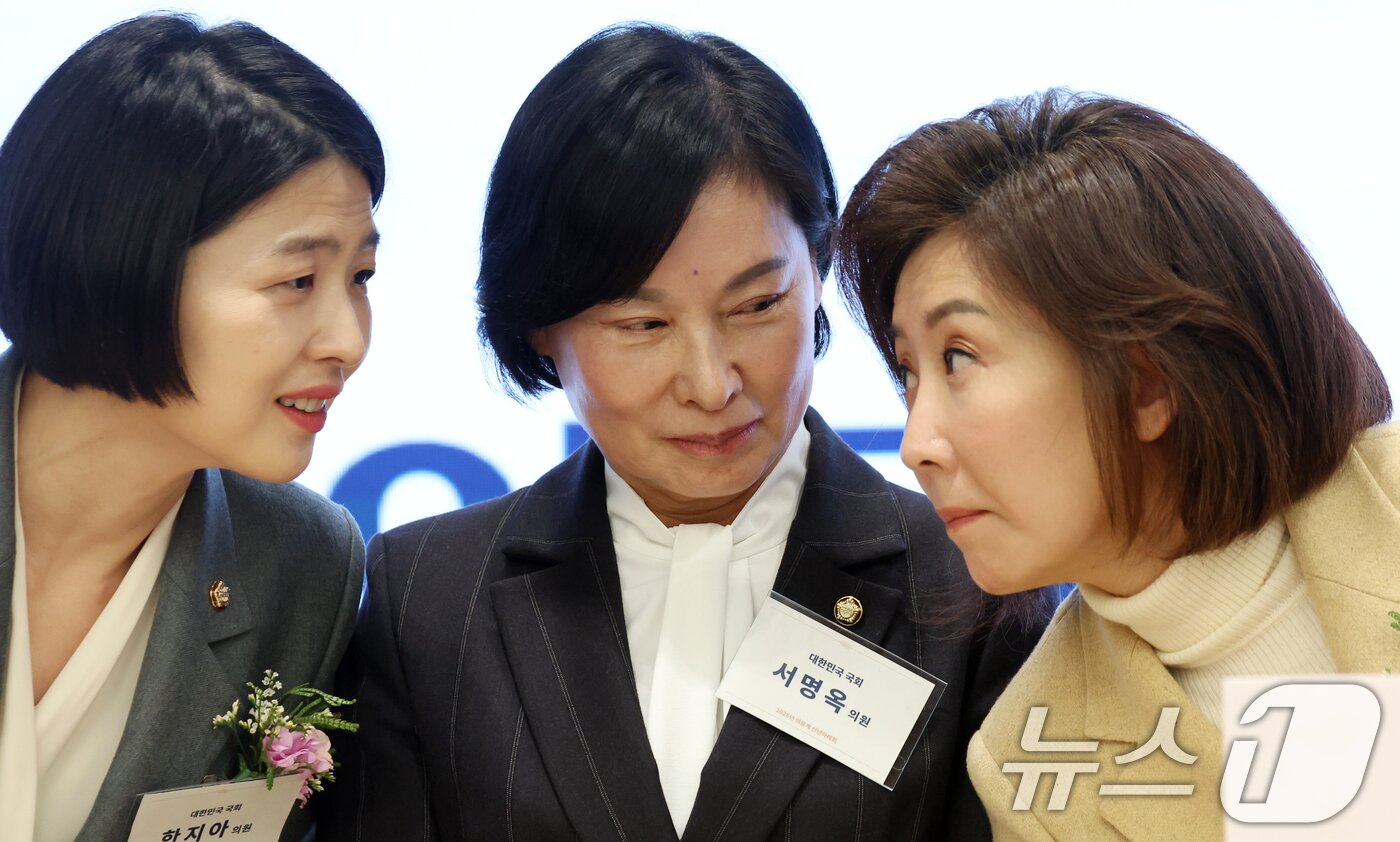 본문 이미지 - 8일 서울 용산구 대한의사협회에서 열린 2026년도 의료계 신년하례회에서 나경원·서명옥·한지아 국민의힘 의원들이 대화를 하고 있다. 2026.1.8/뉴스1 ⓒ News1 김명섭 기자