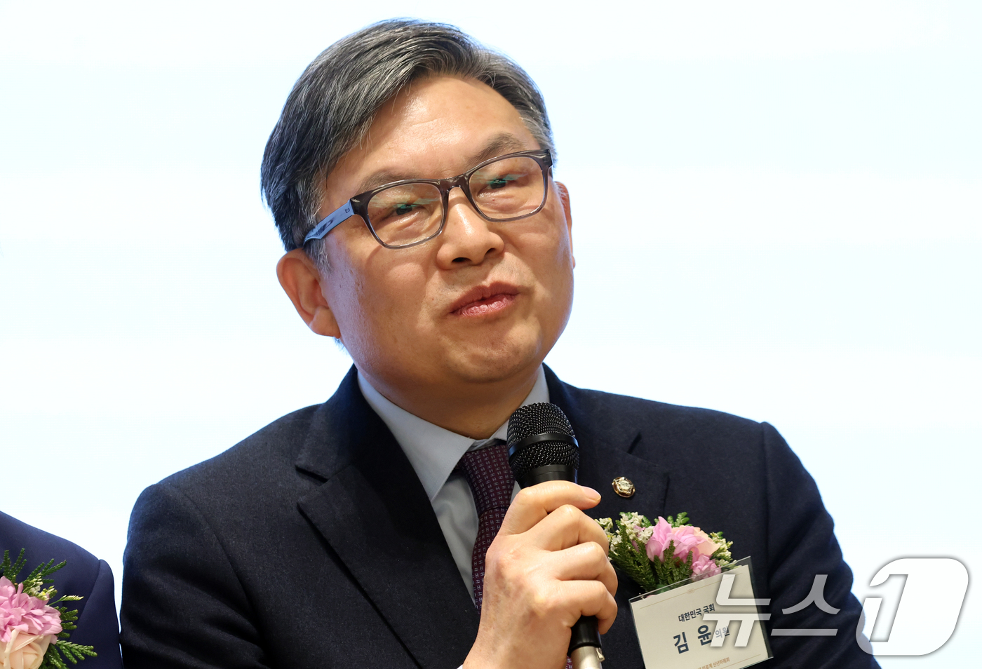 (서울=뉴스1) 김명섭 기자 = 김윤 더불어민주당 국회의원이 8일 서울 용산구 대한의사협회에서 열린 2026년도 의료계 신년하례회에서 축사를 하고 있다. 2026.1.8/뉴스1