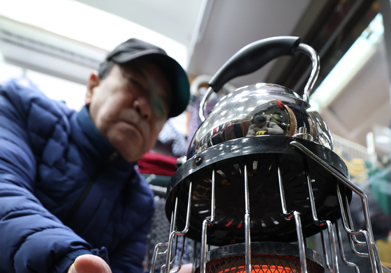 전기난로 쬐는 상인들