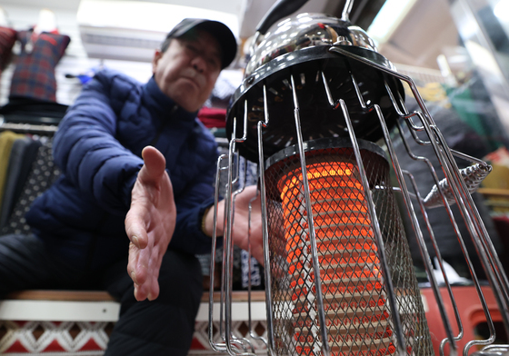 매서운 추위 '반갑다 난로'