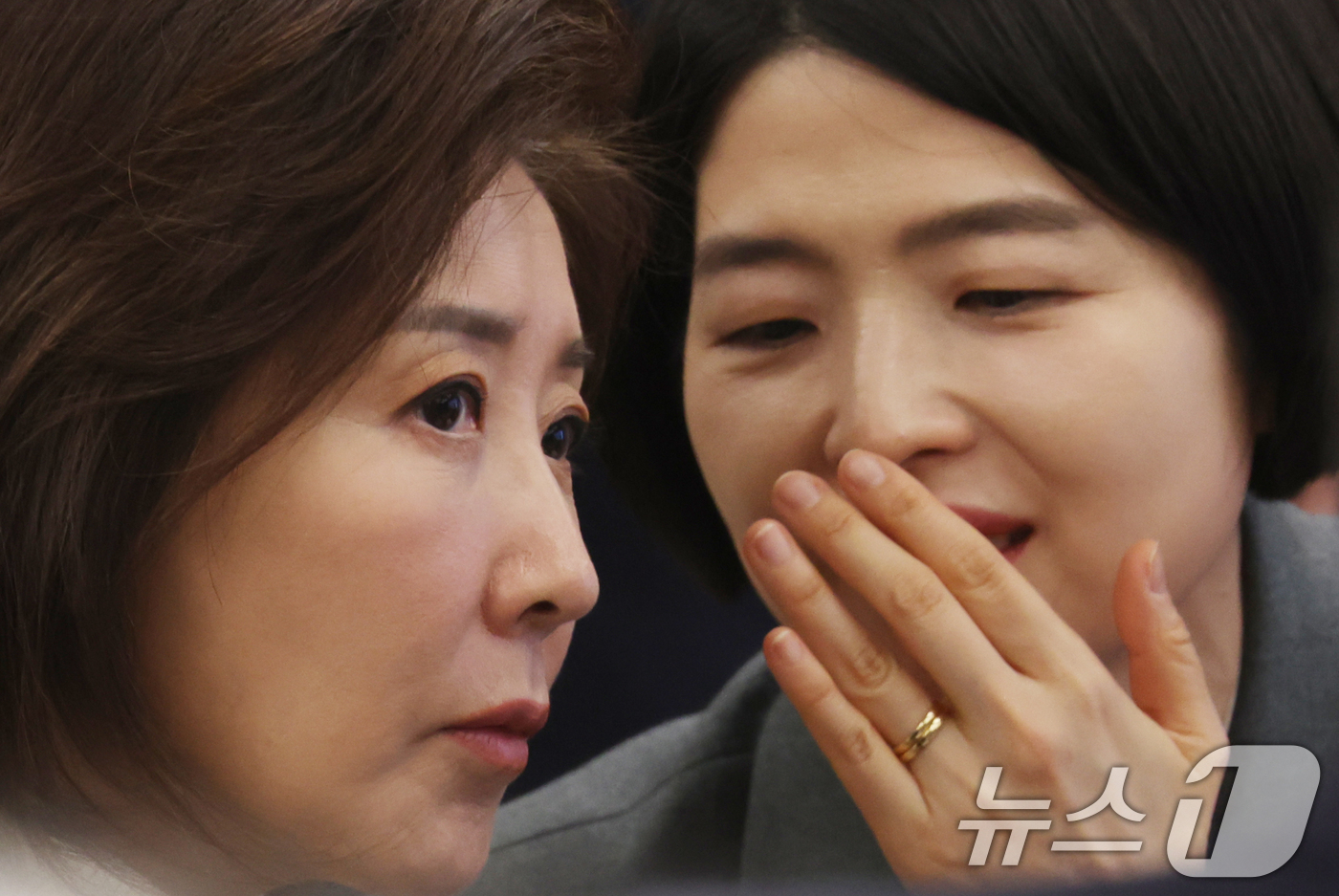 (서울=뉴스1) 김명섭 기자 = 나경원·한지아 국민의힘 국회의원이 8일 서울 용산구 대한의사협회에서 열린 2026년도 의료계 신년하례회에서 대화를 하고 있다. 2026.1.8/뉴스 …