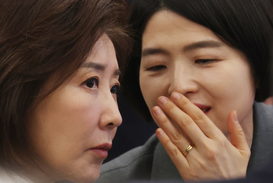 나경원·한지아 '소곤소곤'