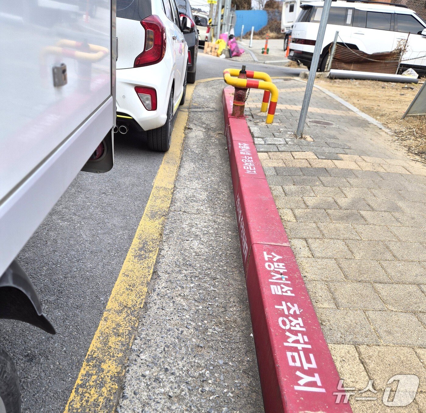본문 이미지 - 지난 3일 제천역 인근 5일장 주변의 '소방시설 주정차 금지' 구역에 차량들이 주차했다.2026.1.8/뉴스1 손도언 기자 