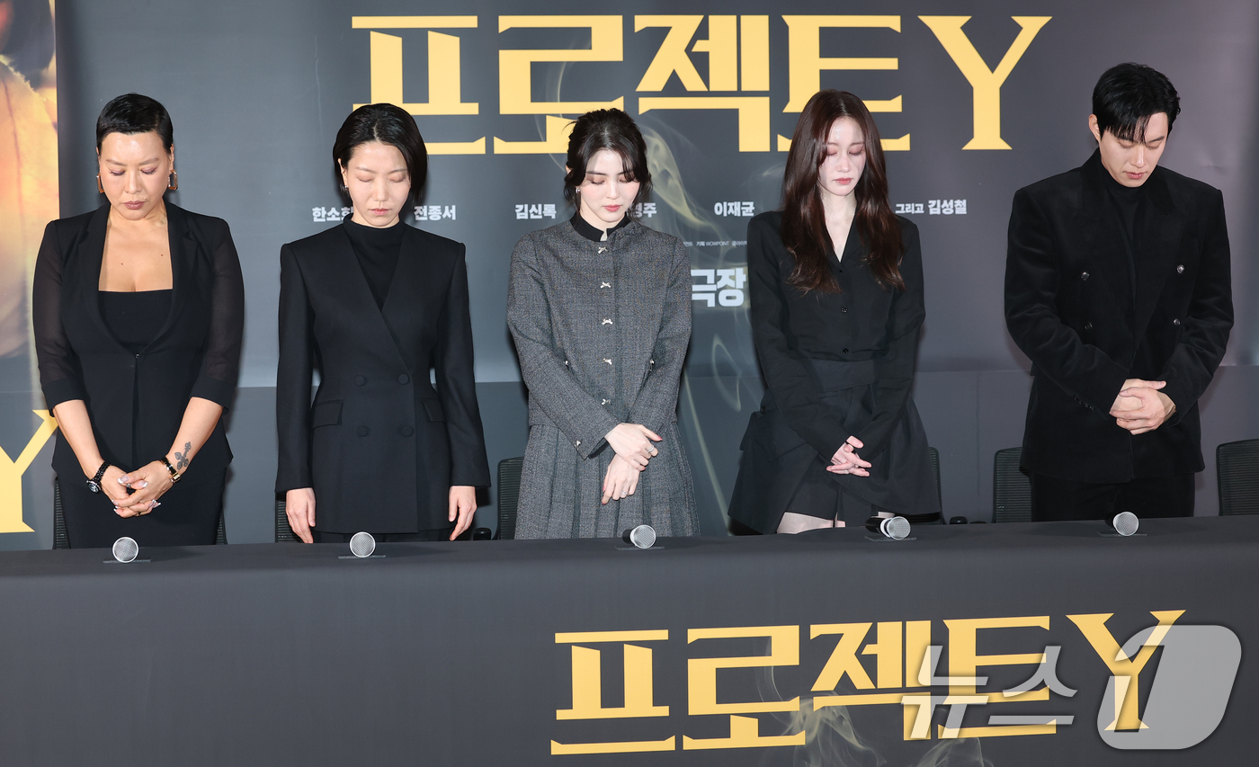(서울=뉴스1) 권현진 기자 = 배우 정영주(왼쪽부터)와 김신록, 한소희 전종서, 김성철이 8일 서울 송파구 롯데시네마 월드타워점에서 열린 영화 '프로젝트 Y (감독 이환)' 언론 …