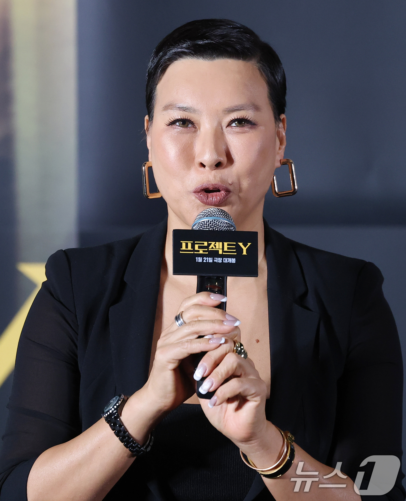(서울=뉴스1) 권현진 기자 = 배우 정영주가 8일 서울 송파구 롯데시네마 월드타워점에서 열린 영화 '프로젝트 Y'(감독 이환) 언론시사회에 참석해 인사말을 하고 있다.'프로젝트 …