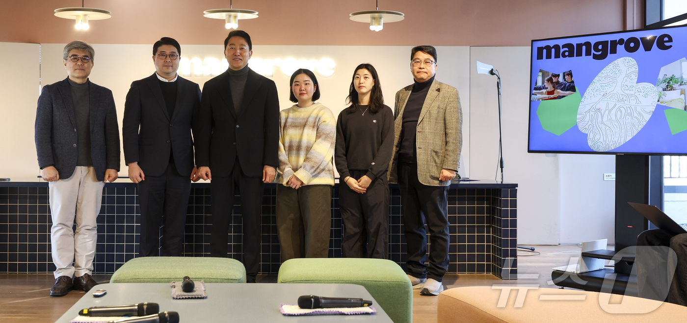 (서울=뉴스1) 박지혜 기자 = 오세훈 서울시장이 8일 서울 마포구 기업형 민간임대주택인 맹그로브 신촌을 찾아 현장점검을 마친 뒤 열린 간담회에서 기업형 민간임대사업자와 입주민과 …