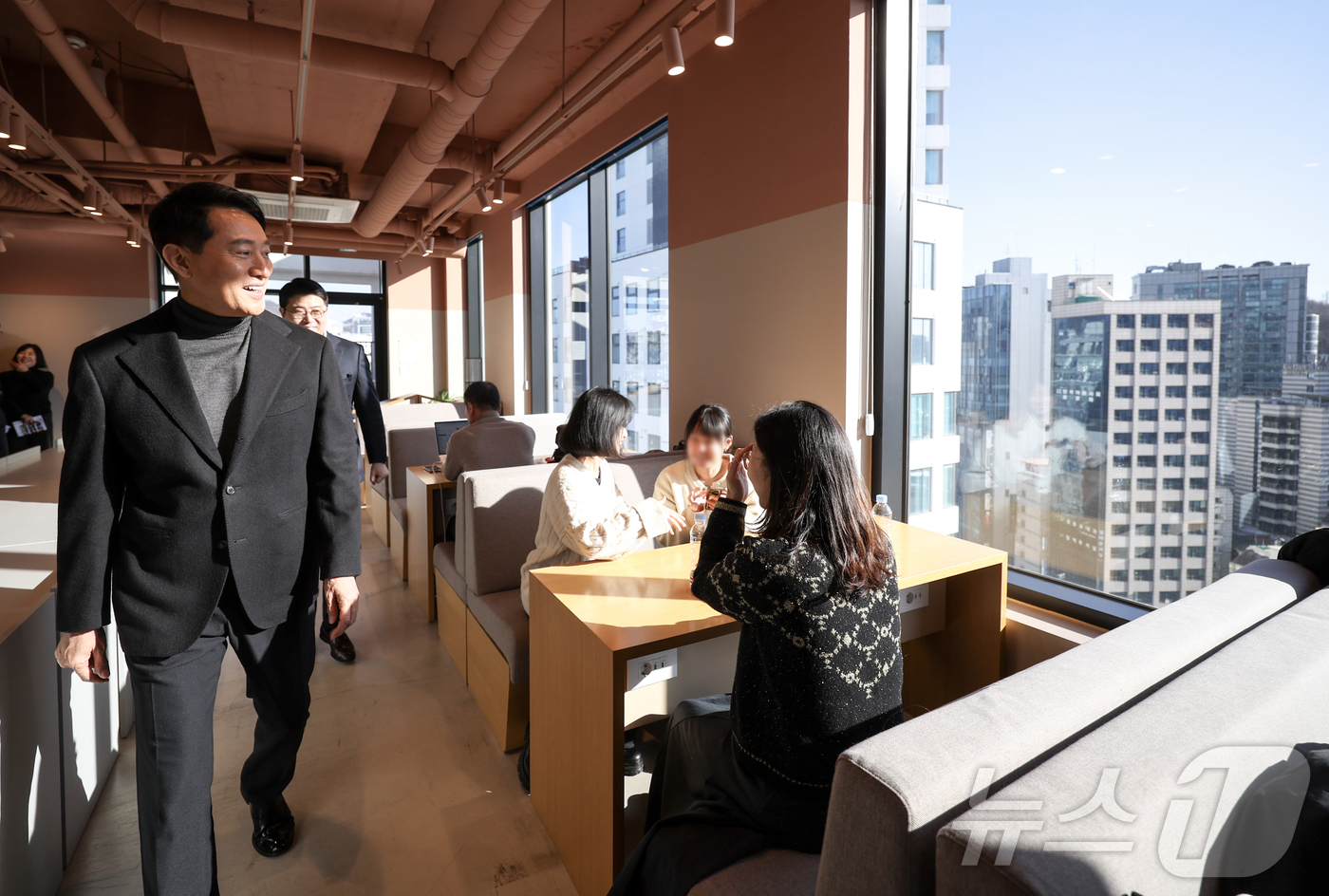 (서울=뉴스1) 박지혜 기자 = 오세훈 서울시장이 8일 서울 마포구 기업형 민간임대주택인 맹그로브 신촌을 찾아 라운지 공간을 둘러보고 있다. (공동취재) 2026.1.8/뉴스1