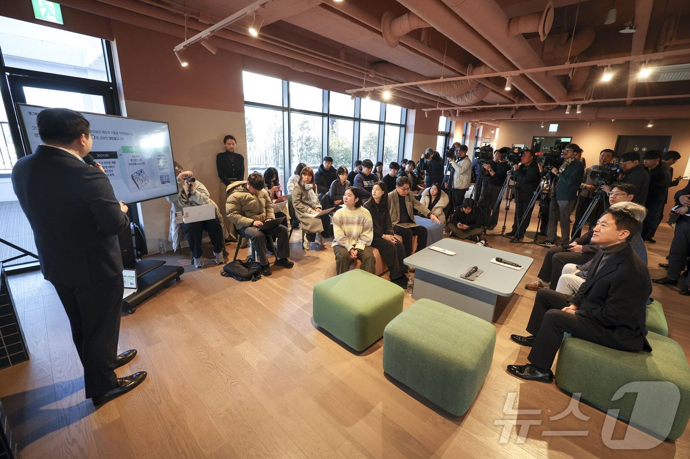 (서울=뉴스1) 박지혜 기자 = 오세훈 서울시장이 8일 서울 마포구 기업형 민간임대주택인 맹그로브 신촌을 찾아 현장점검을 마친 뒤 열린 간담회에서 기업형 민간임대주택 관련 설명을 …