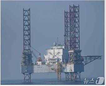 본문 이미지 - 중국이 지난 2022년 PMZ 내에 설치한 대형 구조물로 중국은 이를 '심해 양식 관리 시설'이라고 주장하고 있다.(엄태영 국민의힘 의원실 제공)