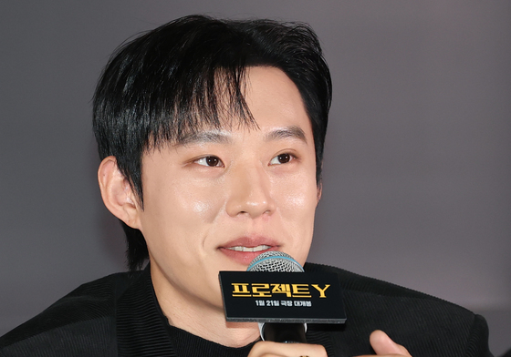 취재진 질문에 답하는 김성철