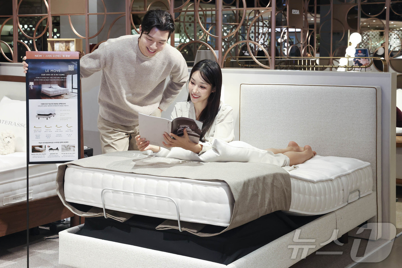 (서울=뉴스1) = 신세계백화점이 강남점 마테라소 매장에서 신세계까사의 2026년 신상품 모션베드 '르 무브'를 선보인다고 8일 밝혔다. 사진은 모델들이 신세계백화점 강남점 9층 …