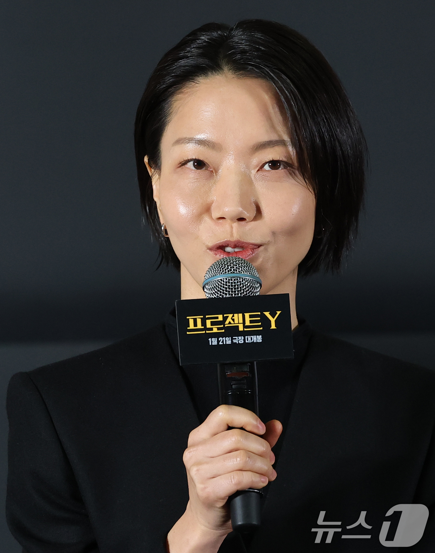 (서울=뉴스1) 권현진 기자 = 배우 김신록이 8일 서울 송파구 롯데시네마 월드타워점에서 열린 영화 '프로젝트 Y'(감독 이환) 언론시사회에 참석해 취재진 질문에 답하고 있다.'프 …