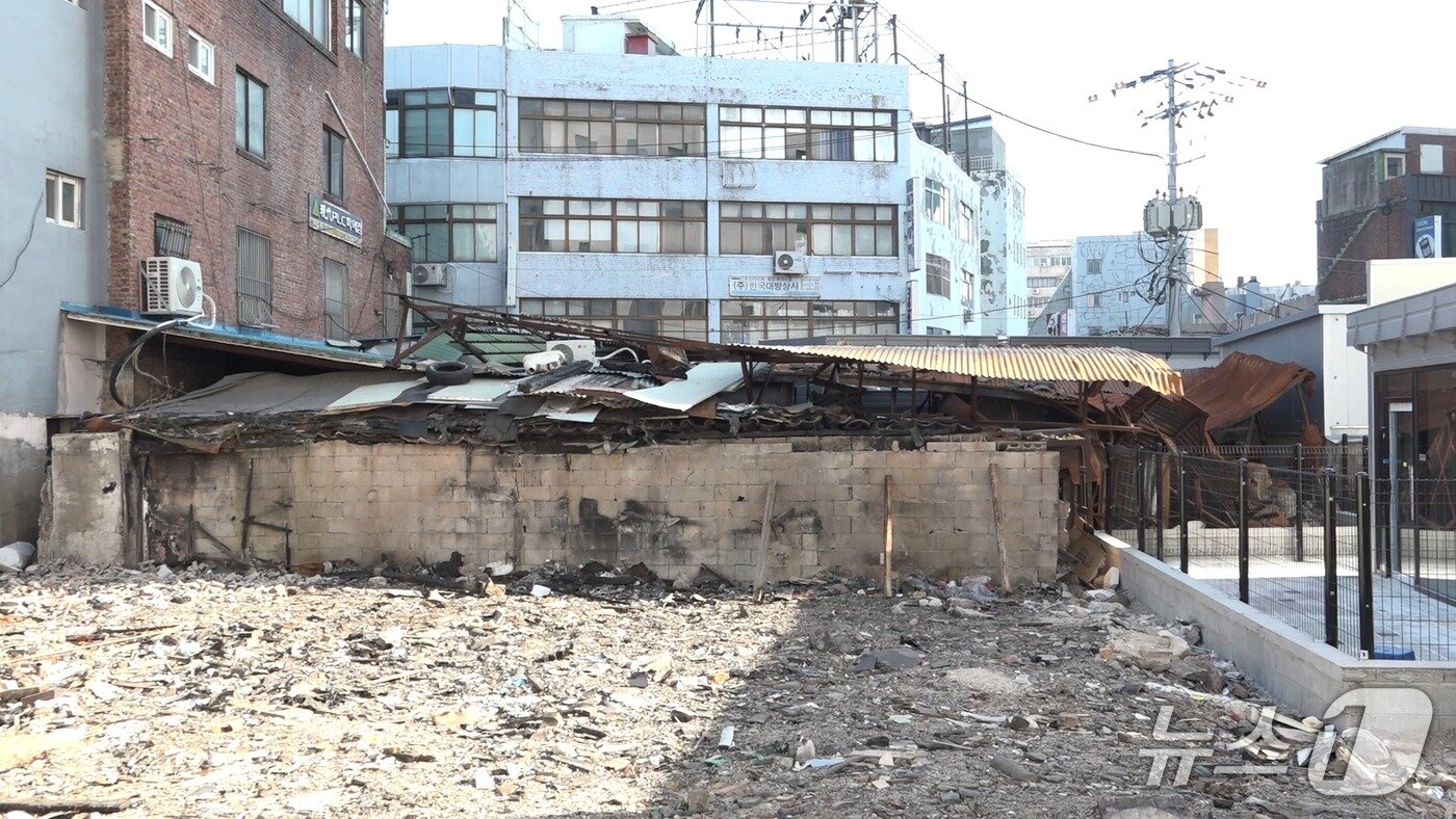 본문 이미지 - 불탄 채 방치된 세운2구역의 한 건물. 2026.1.7./뉴스1