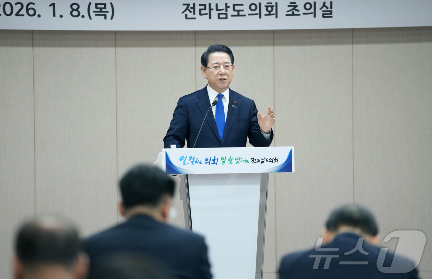 (무안=뉴스1) 전원 기자 = 김영록 전라남도지사가 8일 전남도의회 초의실에서 열린 전라남도의회 의원총회에 참석해 광주·전남 행정통합에 대해 설명하고 있다.(전남도 제공. 재판매 …