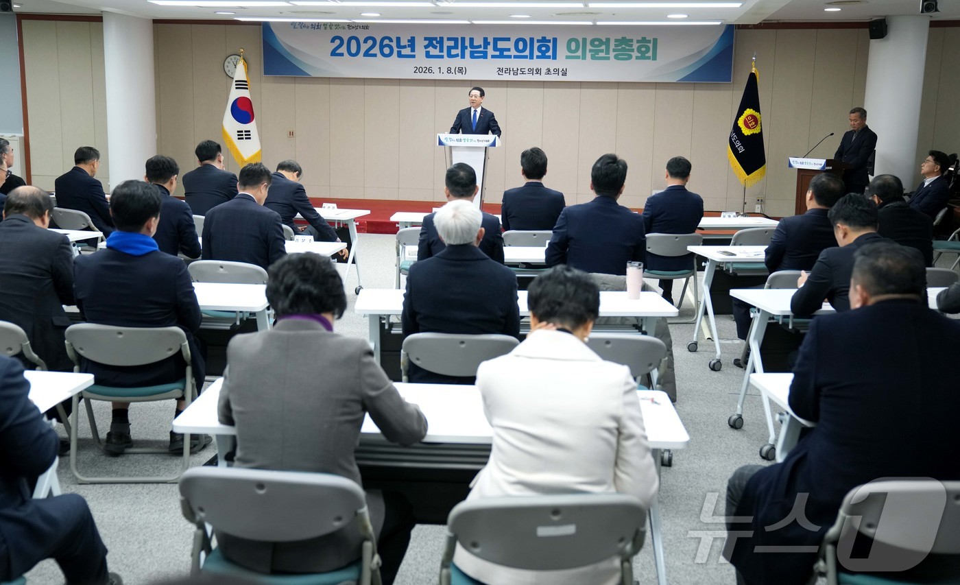 (무안=뉴스1) 전원 기자 = 김영록 전라남도지사가 8일 전남도의회 초의실에서 열린 전라남도의회 의원총회에 참석해 광주·전남 행정통합에 대해 설명하고 있다.(전남도 제공. 재판매 …