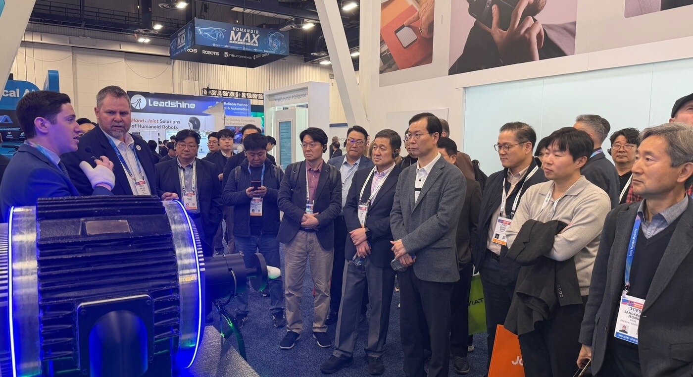 본문 이미지 - 포스코그룹 참관단이 미국 에너지부 산하 연구개발 전담기관의 부스를 방문해 설명을 듣고 있다. (포스코홀딩스 제공)