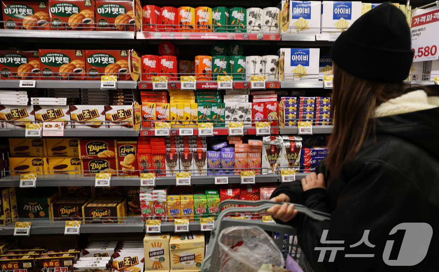 (서울=뉴스1) 오대일 기자 = 고환율과 이상기후, 원재료 가격 상승으로 새해 '식탁 물가'에 비상이 걸렸다. 가공식품·외식·농수산물 등이 먹거리 물가 상승을 주도하고 있다. 사진 …