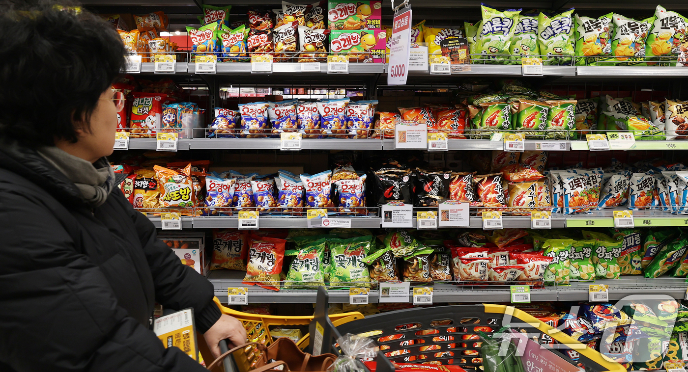 (서울=뉴스1) 오대일 기자 = 고환율과 이상기후, 원재료 가격 상승으로 새해 '식탁 물가'에 비상이 걸렸다. 가공식품·외식·농수산물 등이 먹거리 물가 상승을 주도하고 있다. 사진 …