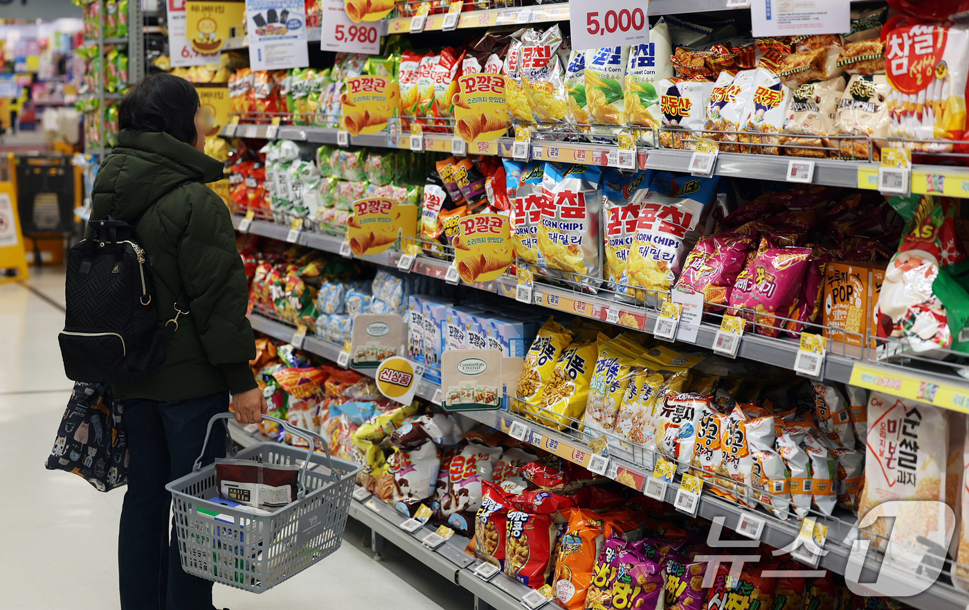 (서울=뉴스1) 오대일 기자 = 고환율과 이상기후, 원재료 가격 상승으로 새해 '식탁 물가'에 비상이 걸렸다. 가공식품·외식·농수산물 등이 먹거리 물가 상승을 주도하고 있다. 사진 …